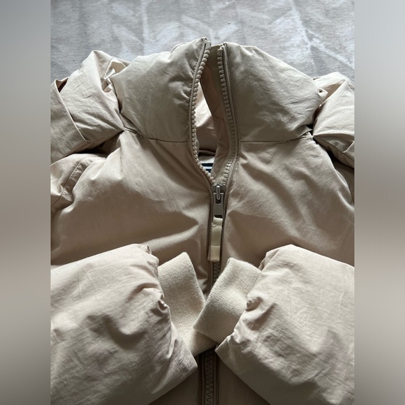 Short down jacket Invigorate Oversized RDS Down Puffer with Stowaway Hood - Picture 2 of 9